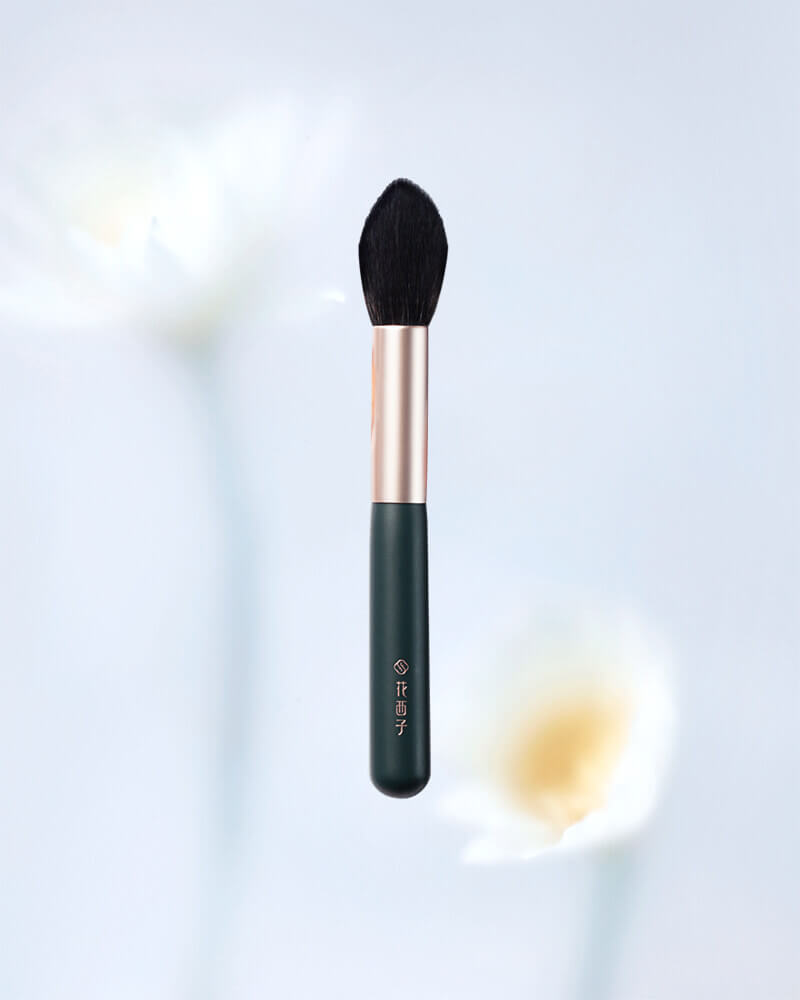 Soft Blooming Highlighter Brush